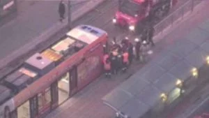  سقوط شخص أسفل عربة الترام فاي في الفاتح