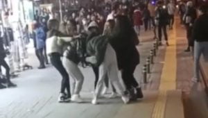 شجار عنيف بين مجموعة فتيات بسبب رجل وسط الشارع في بورصة (فيديو)