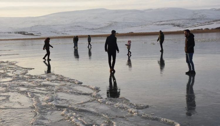 بعد انخفاض درجات الحرارة.. تجمد ثاني أكبر بحيرة شرق تركيا