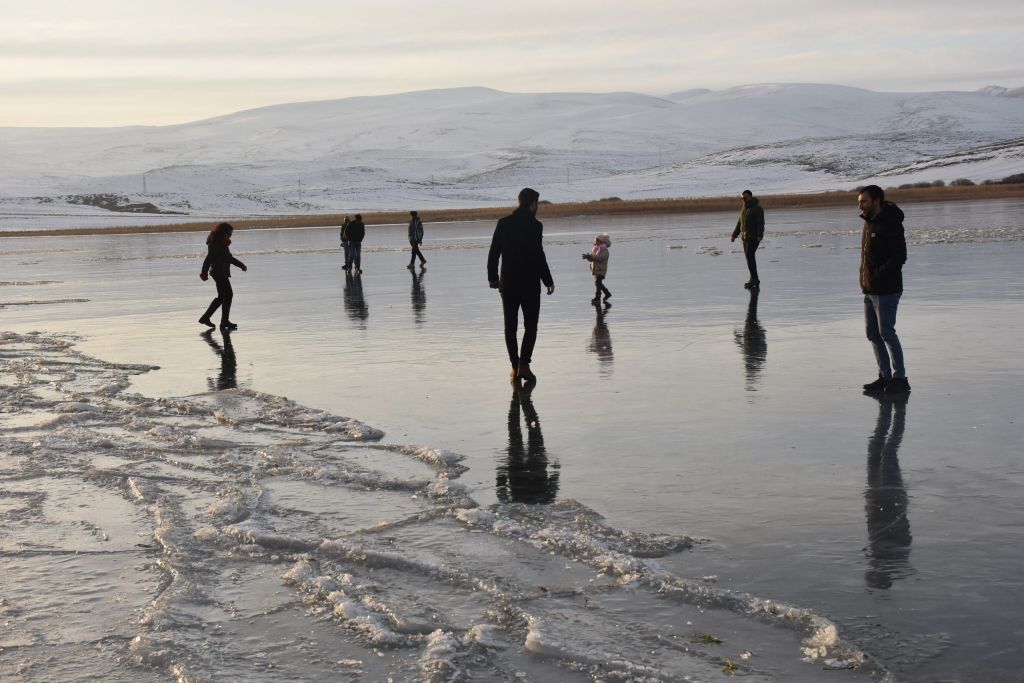 بعد انخفاض درجات الحرارة.. تجمد ثاني أكبر بحيرة شرق تركيا