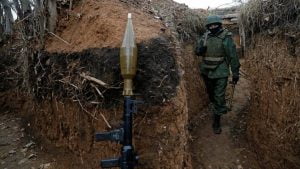 طبول الحرب بدأت تُقرع.. مقتل جندي أوكراني وروسيا تعتقل عملاء