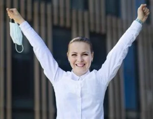 خبير يتنبأ بموعد انتهاء قيود فيروس كورونا وعودة الحياة إلى طبيعتها