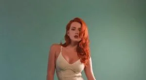 بيلا ثورن تظهر برفقة رجل غريب وكلبها