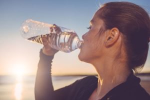 طبيب جلدية يكشف كمية المياه التي يجب تناولها يوميا