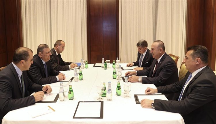 وزير الخارجية التركي يلتقي رئيس الوزراء السوري المنشق