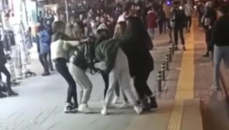 شجار عنيف بين مجموعة فتيات بسبب رجل وسط الشارع في بورصة (فيديو) 5