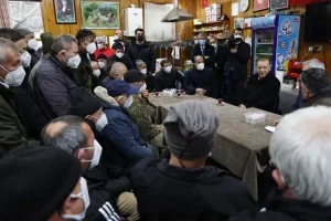 أردوغان يلتقي مواطنين في مقهى بإسطنبول