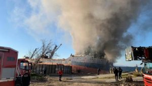 اندلاع حريق ضخم في سفينة عالقة على ساحل كارتال بإسطنبول (فيديو)