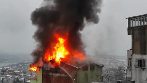 اندلاع حريق ضخم في مبنى بأسكودار