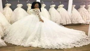 شابة تمزق 32 فستان زفاف بقيمة 11 ألف دولار لهذا السبب (فيديو)