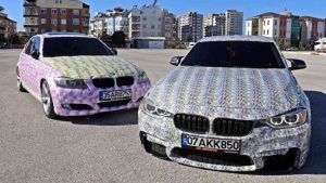 شبان أتراك يدعمون الليرة التركية على طريقتهم الخاصة (فيديو)