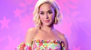 كايتي بيري بوصلة رقص مثيرة امام المرحاض