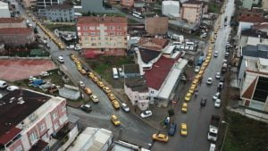 سيارات الأجرة تصطف في شوارع اسطنبول لتطبيق التعريفة الجديدة