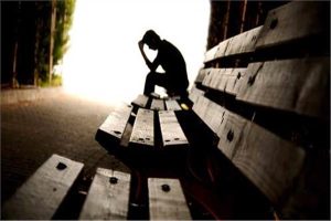 أب يحاول الانتحار بسبب تأخر ابنه بالزواج