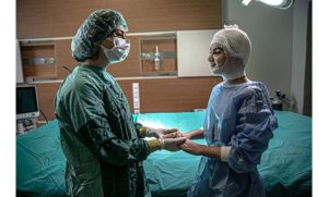بعد 9 عمليات خطرة .. أطباء أتراك ينجحون بإنقاذ حياة طفلة