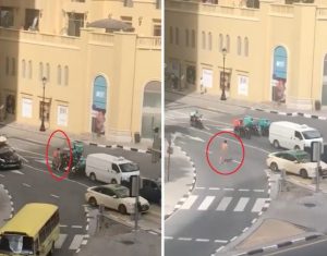 رجل يقف في منتصف الشارع عاري تماماً.. والشرطة تلقي القبض عليه وتكشف هويته