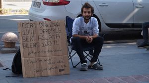 تركي يعرض مبلغ 100 ليرة تركية لمن يجعله يبكي