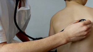 أخصائي روسي يحذر من خطورة “أوميكرون” على الأطفال!