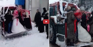 عريس تركي ينقل عروسه إلى منزله بموكب جرارات زراعية بسبب تساقط الثلوج في كوروم (فيديو)