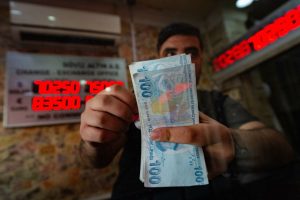 الليرة التركية تهبط على وقع الأزمة الروسية وارتفاع تكاليف الطاقة