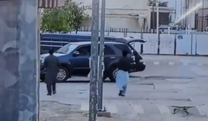 شاهد لحظة سرقة سيارة مواطن أمام عينيه بطريقة لا يمكن تصورها (فيديو)