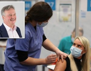 خبير بريطاني يطالب بوقف التطعيم ضد فيروس كورونا.. السبب!