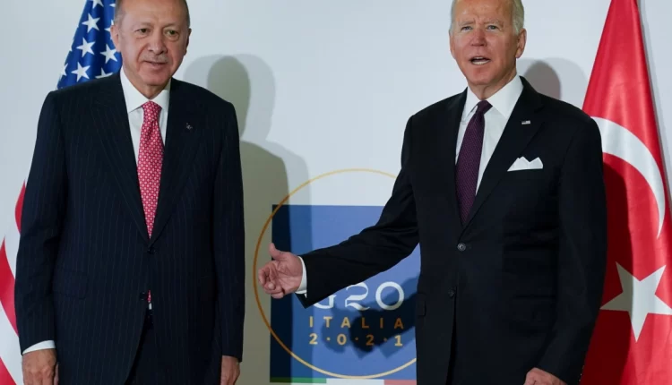 استطلاع جديد.. انخفاض عدد الأتراك الذين يفضلون ميل السياسة الخارجية نحو الغرب