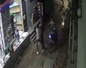 شاب يتدخل لفض شجار بين شابين .. وبعد لحظات كانت المفاجأة