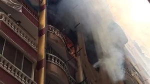 وفاة أب وإصابة ابنته بعد أن قفزا من النافذة هرباً من النيران