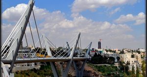 شاهد لحظة إنتحار شاب من أعلى جسر بالأردن
