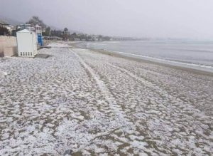 لأول مرة منذ 53 عامًا.. ألانيا التركية تتزين بالثلج 2 لأول مرة منذ 53 عامًا.. ألانيا التركية تتزين بالثلج 1