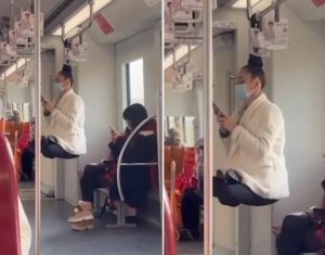 فتاة معلقة من شعرها داخل مترو الأنفاق لسبب غريب (فيديو)