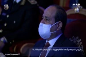 فيديو.. تأثر وبكاء السيسي أثناء الاستماع إلى أبناء الشهداء