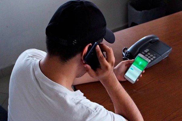 ابتزاز مواطن خليجي بعد تصويره مع فتاتين في أوضاع مخلة 1