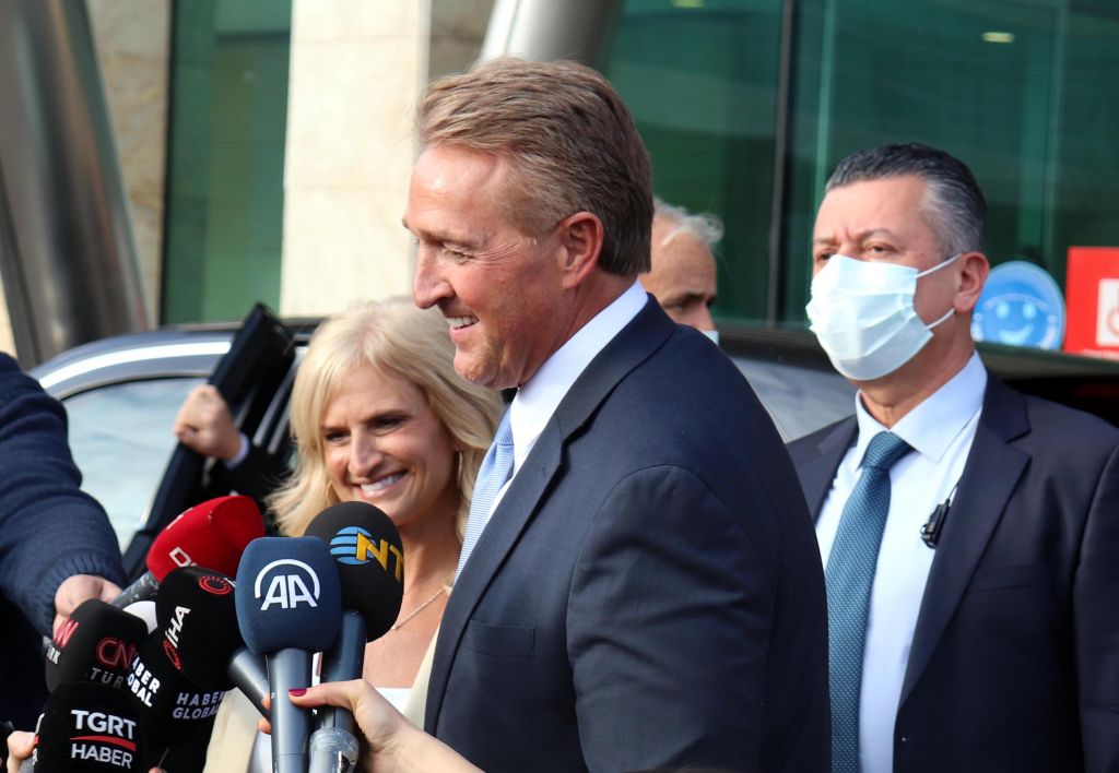 شاهد لحظة وصول سفير أمريكا الجديد وزوجته إلى إسطنبول (فيديو) 31