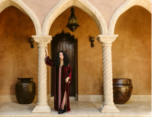 شير تتحول إلى عارضة أزياء بالأوغ والقفطان 2 شير تتحول إلى عارضة أزياء بالأوغ والقفطان 1