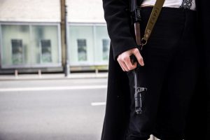 أصغر نواب البرلمان الأوكراني يحمل السلاح ويتجول في شوارع كييف (صور)