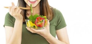 لا تخلو منها أية مائدة.. أطعمة تسبب سرطان المعدة والبلعوم