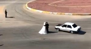 غرامة باهظة لسائق قاد سيارته بطريقة مخيفة في موكب زفاف في أنطاليا (فيديو)