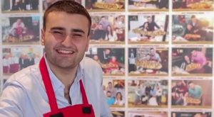 الشيف التركي بوراك يسعد المسنات في عيد الحب (فيديو)
