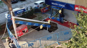 انهيار أرضي خطير أمام مبنى في إسطنبول