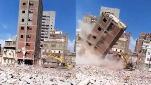 فيديو مروع للحظة سقوط برج سكني على حفار في السعودية!