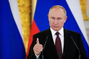 بوتين يأمر قائد القوات الروسية المسلحة وضع القوات بحالة الطوارئ العسكرية