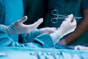 رجل يكتشف سنا يبلغ طوله 15 ملم داخل أنفه