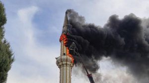 تركيا .. احتراق مئذنة مسجد في بيلجيك