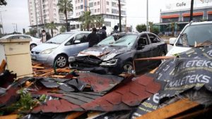 عاصفة رياح قوية تتسبب في تطاير اسقف بنايات وتدمير السيارات بمدينة مرسين (صور) 