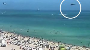 لحظة مرعبة على الشاطئ.. سقطوط مروحية في ميامي