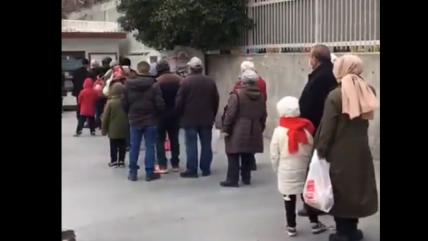 فيديو.. أتراك يصطفون في البرد القارس للحصول على رغيف الخبز المدعم 1