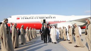 أردوغان يثير جدلا بصورة على “تويتر” أثناء توجهه إلى الإمارات