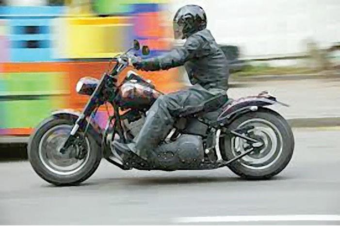 فيديو.. سائق دراجة يسرق هاتف محمول من فتاة ويفر هارباً 1